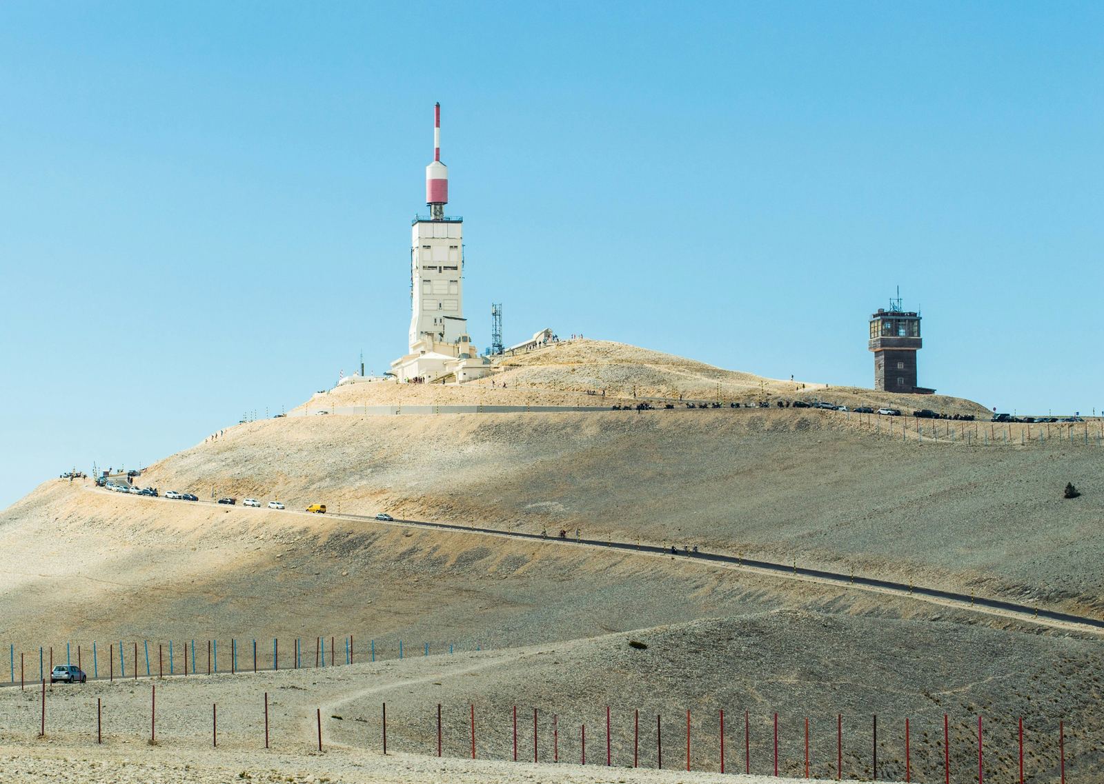 Le sommet du mont Ventoux, sa tour et la route, sous un ciel bleu