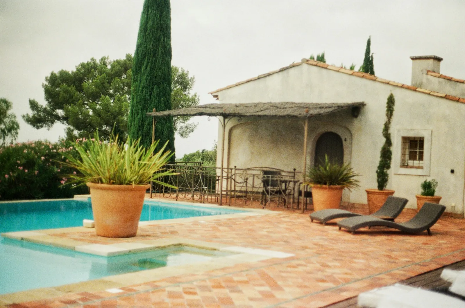 La maison, sa terrasse et la piscine