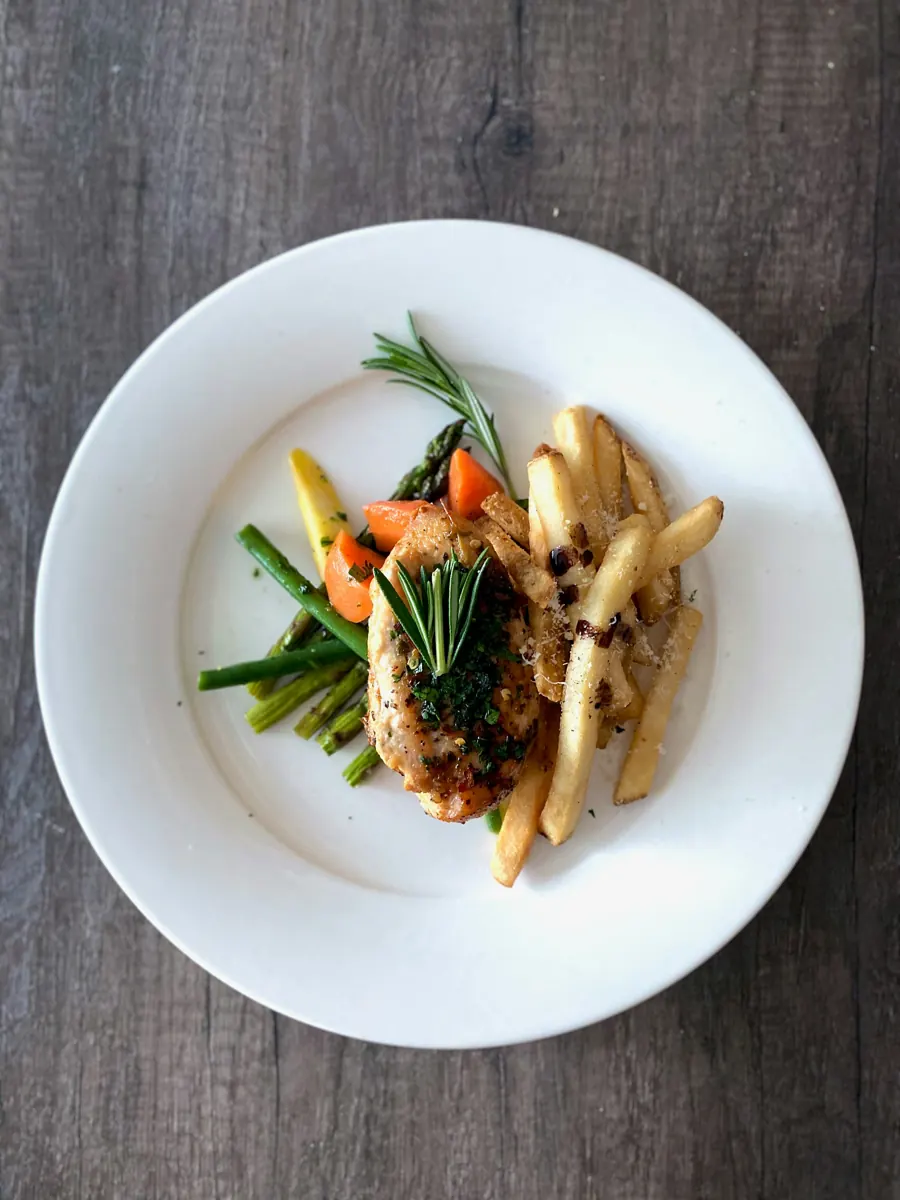 Panisses dorées et légumes glacés dans une assiette blanche