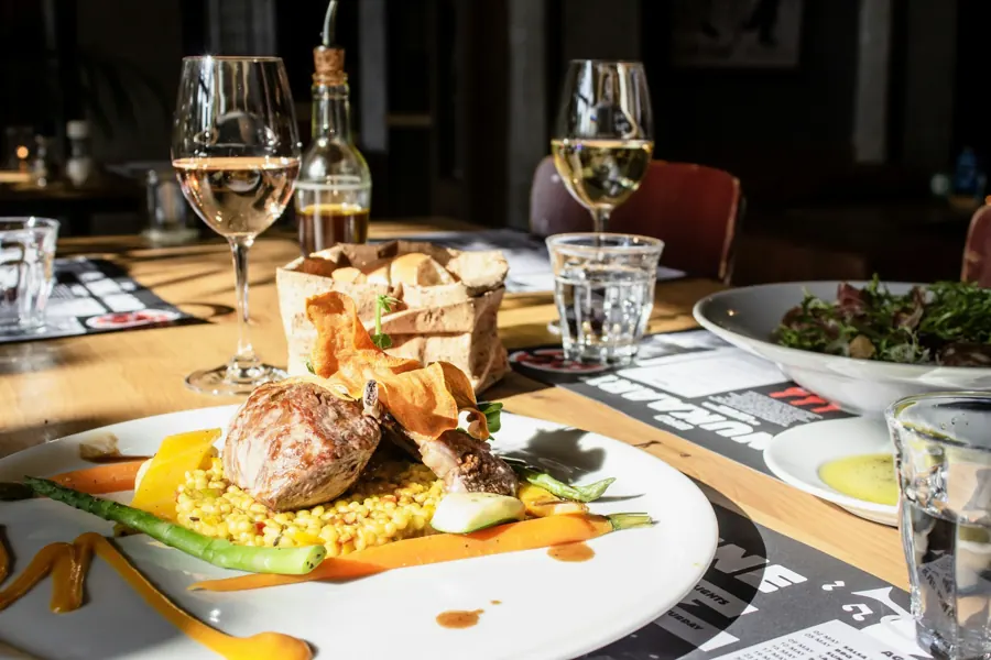 Épaule d’agneau et petit épeautre, verres de vin blanc